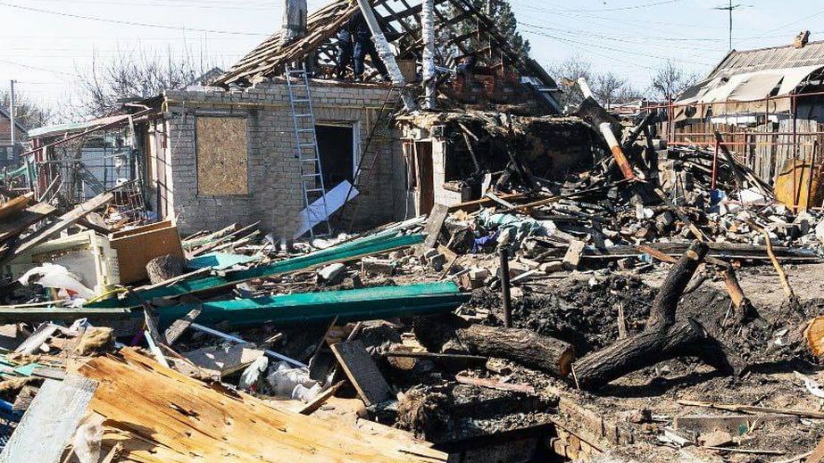Россияне ранили мужчину, повредили дома и автомобили на Запорожье