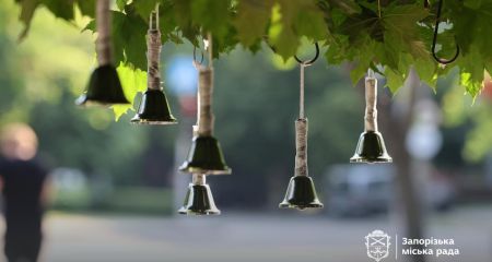Відлуння сміху – у дзвіночках пам’яті: у Запоріжжі вшанували вбитих РФ дітей