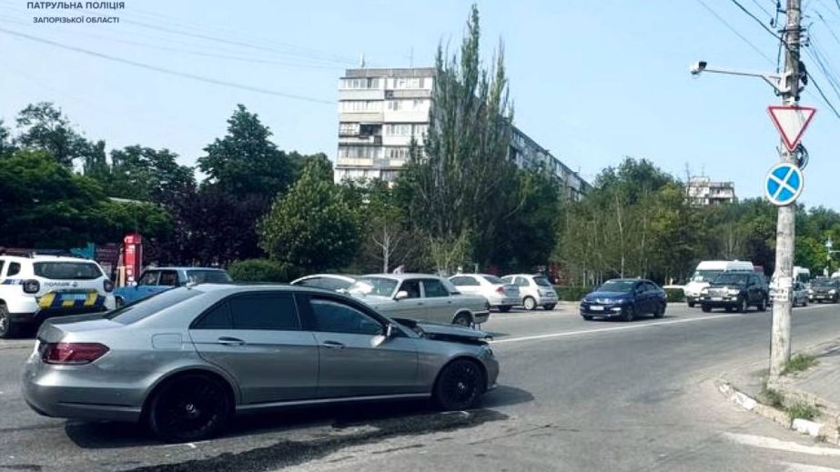 ДТП произошло на перекрестке в Запорожье: водителям советуют объезд