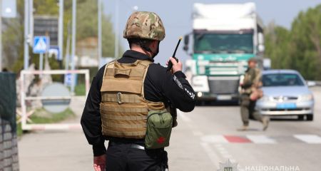 Наркотики и гранаты: что изымают запорожские полицейские на блокпостах