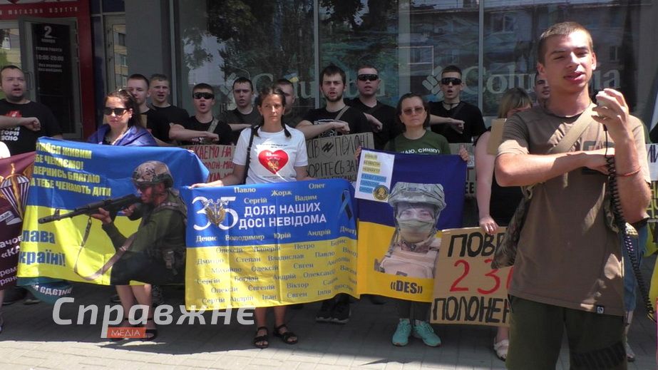 С Молитвы украинского националиста началась акция-напоминание о пленниках в Запорожье