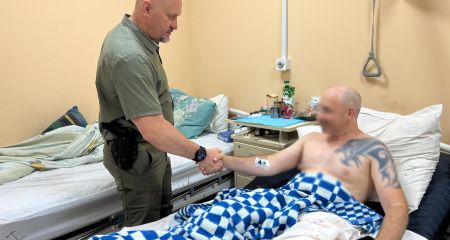 Поранених під час обстрілу поліціянтів провідав начальник запорізької поліції