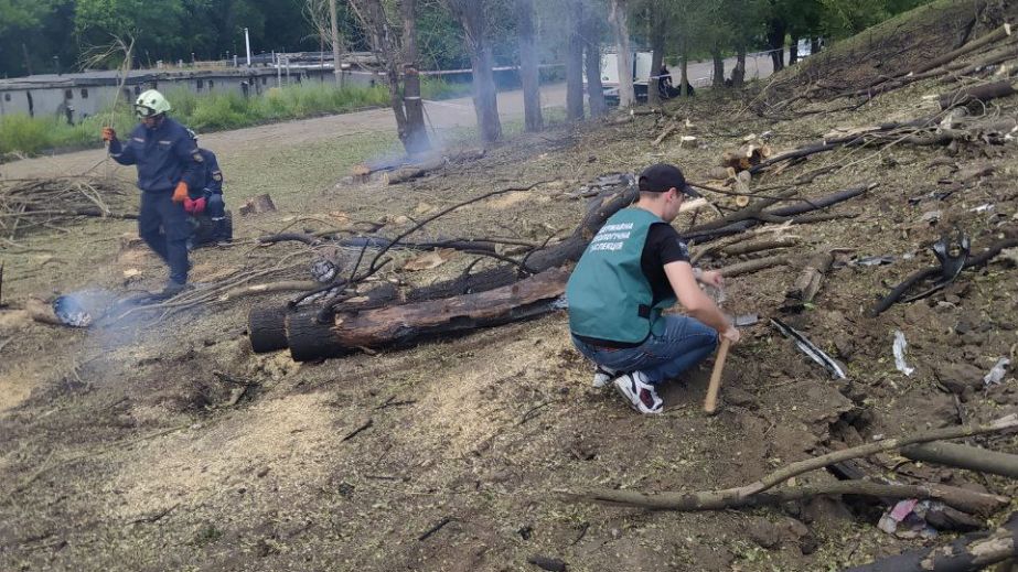 Воронку и строительный мусор обнаружили экологи на месте удара в Запорожье
