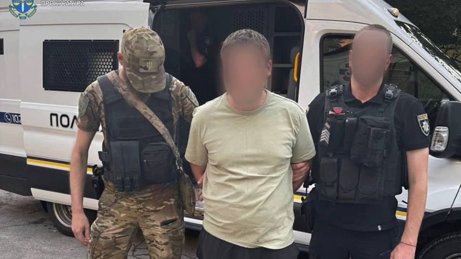 До двох дівчат чіплявся у парку озброєний пістолетом запоріжець