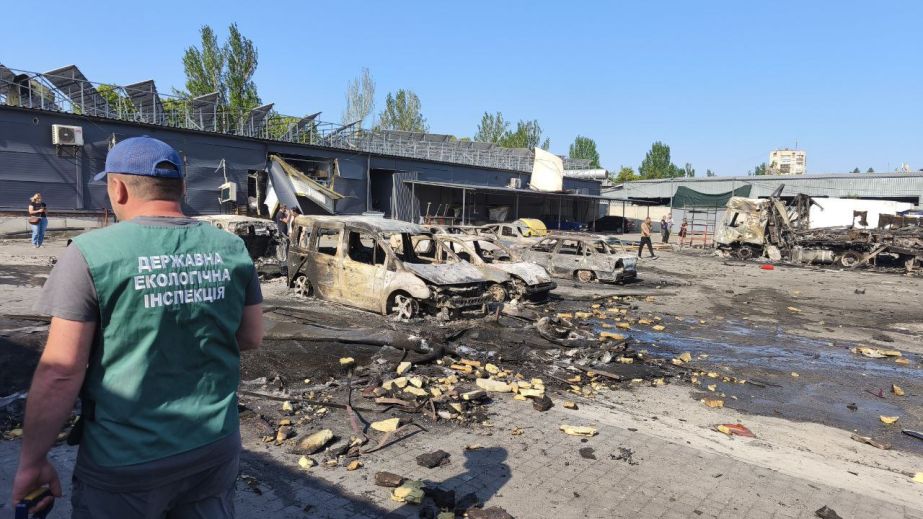 Понад пів гектара сміття виявили після дронової атаки в Запоріжжі