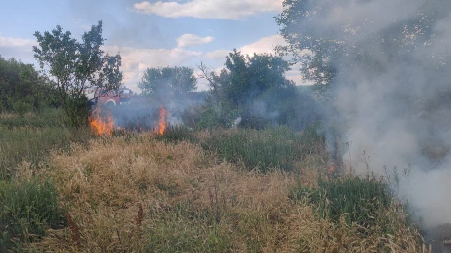 Под угрозой обстрела спасатели тушили мощный пожар на Запорожье
