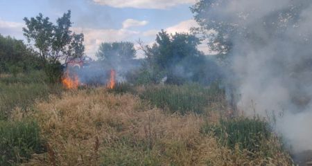 Рятувальники ліквідували пожежу в селі на Запоріжжі після ворожого обстрілу