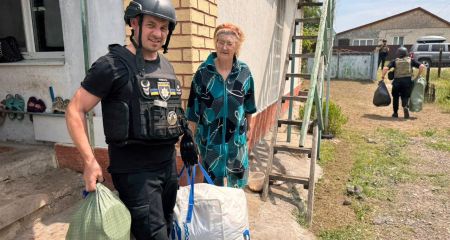 Полиция помогла эвакуировать жительниц Приморского на Запорожье