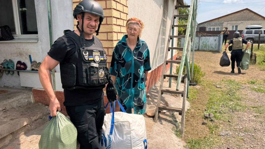 Поліція допомогла евакуювати мешканок Приморського на Запоріжжі