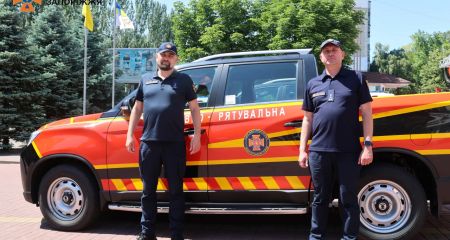Офицеры-спасатели двух громад на Запорожье получили новые автомобили