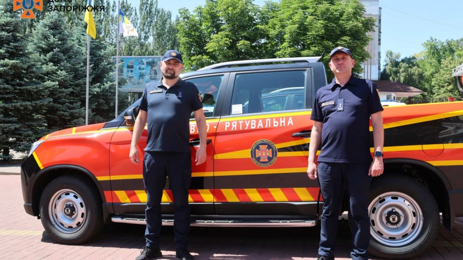 Офицеры-спасатели двух громад на Запорожье получили новые автомобили