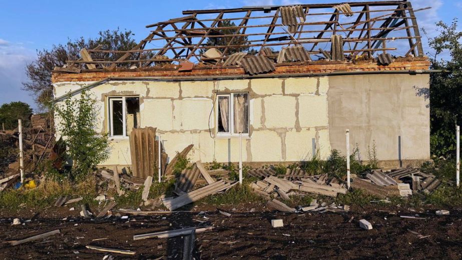 Есть раненые и разрушения: враг нанес 459 ударов по громадам Запорожья