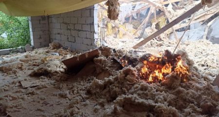 Крыша дома горела из-за вражеских обстрелов в Запорожской области