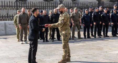 Зеленский вручил запорожскому полицейскому орден "За мужество"