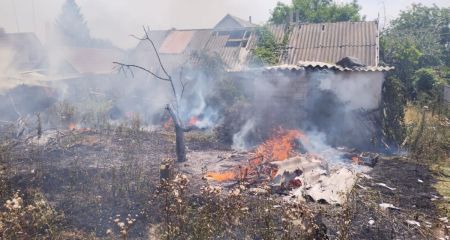 Десятки будівель палали після обстрілів в Оріхові на Запоріжжі