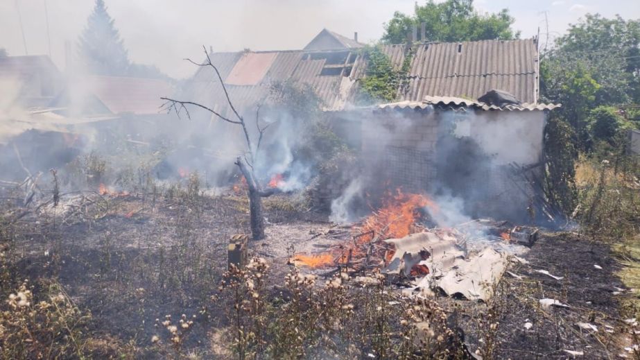 Десятки будівель палали після обстрілів в Оріхові на Запоріжжі