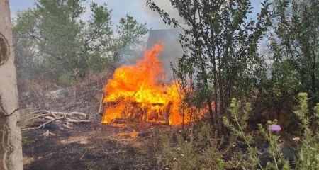 Дома и постройки горели из-за обстрелов на Запорожье: есть пострадавший