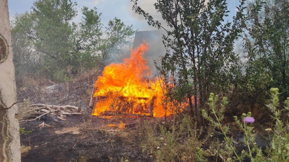 Будинки й споруди горіли через обстріли на Запоріжжі: є постраждалий