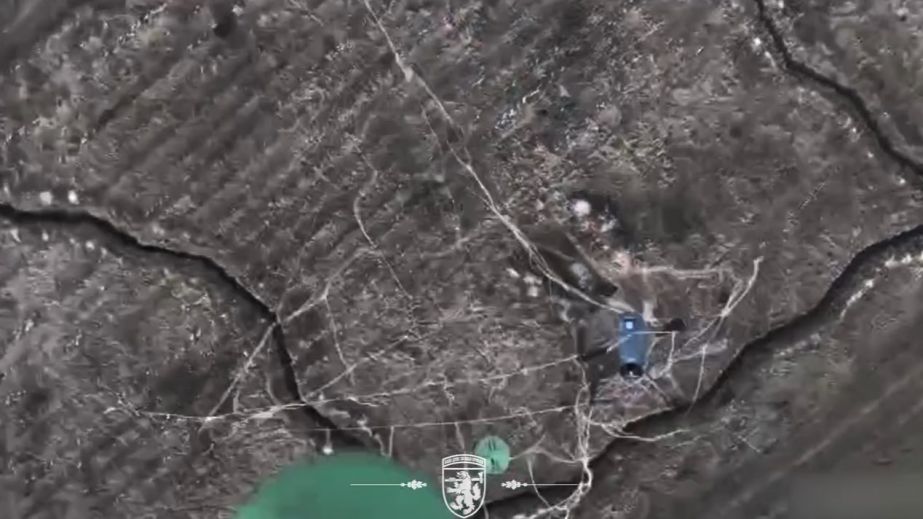 Бійці показали, як "риболовлять" ворожі дрони сіткою з безпілотника