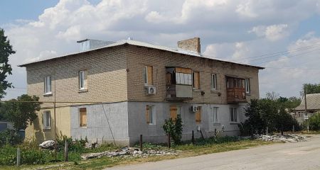 В поселке под Запорожьем восстановили крыши домов, поврежденных обстрелами