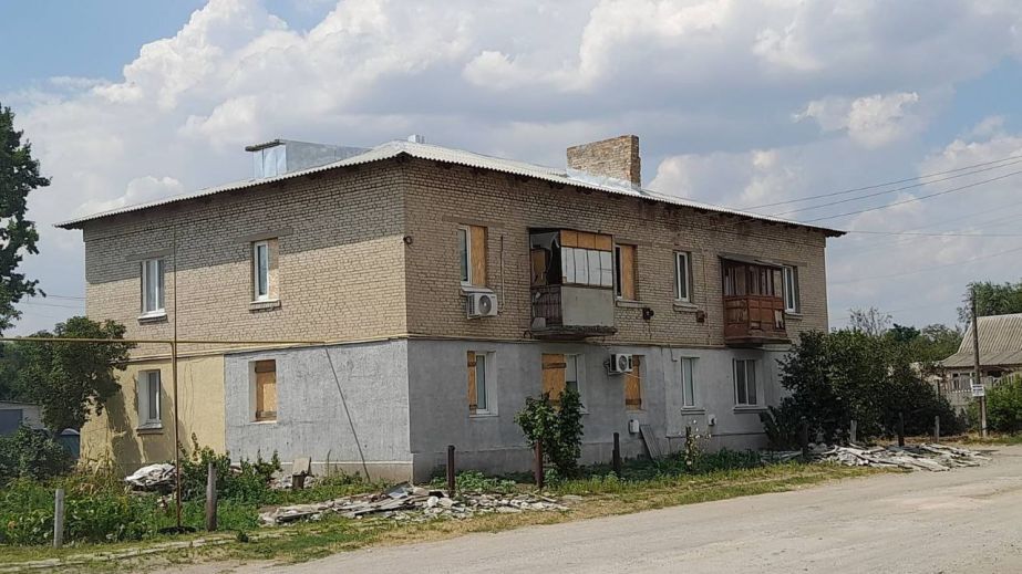 В поселке под Запорожьем восстановили крыши домов, поврежденных обстрелами