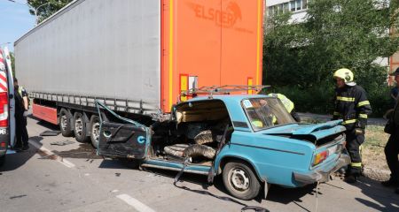 Смертельна автотроща: у Запоріжжі водій "Жигулів" влетів під вантажівку