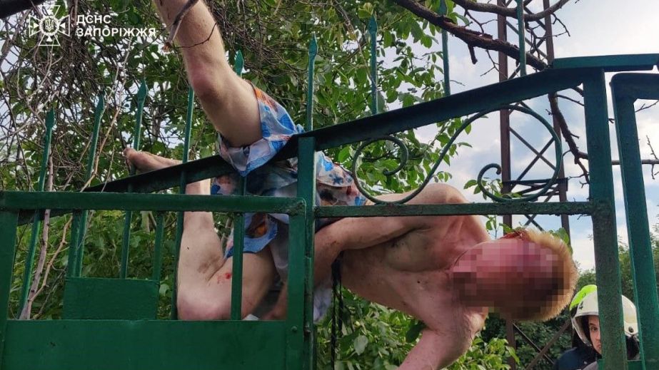 В Запорожье резали забор, чтобы высвободить горожанина