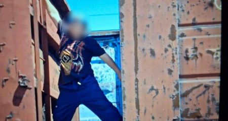 Могли погибнуть от тока: двоих детей сняли с грузового вагона в Запорожье
