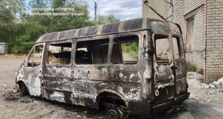 Група ворожих дронів знищила автівку на Запоріжжі