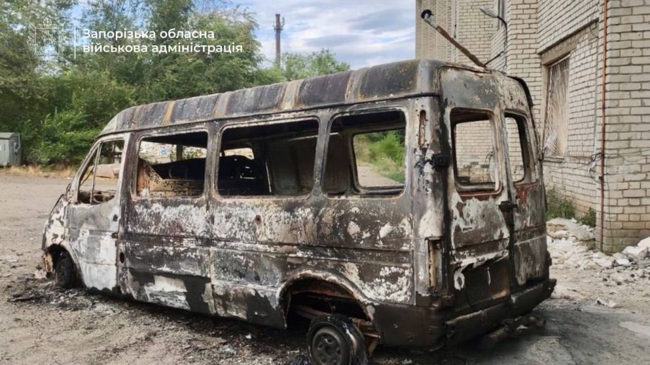 Група ворожих дронів знищила автівку на Запоріжжі