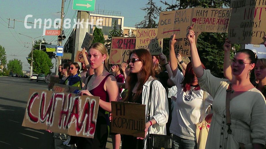 "Стоим за демократию": в Запорожье продолжаются протесты