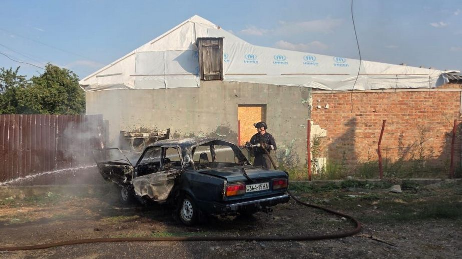 Торговые павильоны и авто горели после обстрелов в Орехове на Запорожье