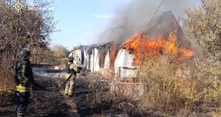 Огонь охватил дома и более 3 га травы на Запорожье из-за атак россиян