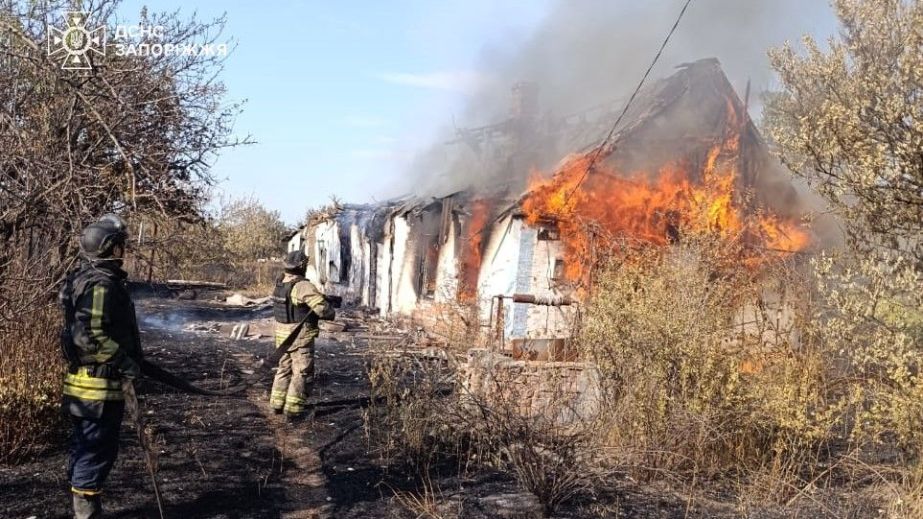 Огонь охватил дома и более 3 га травы на Запорожье из-за атак россиян