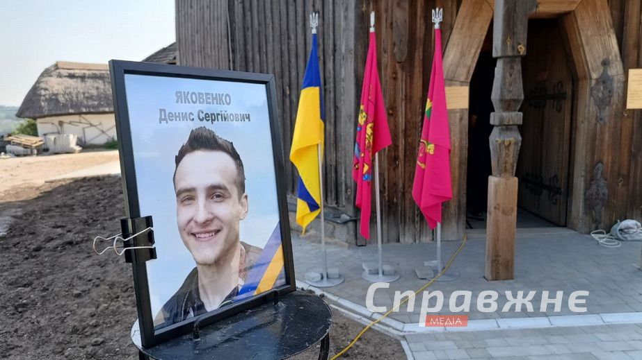 "Війна забрала наші мрії": у Запоріжжі простилися з 22-річним Героєм на щиті