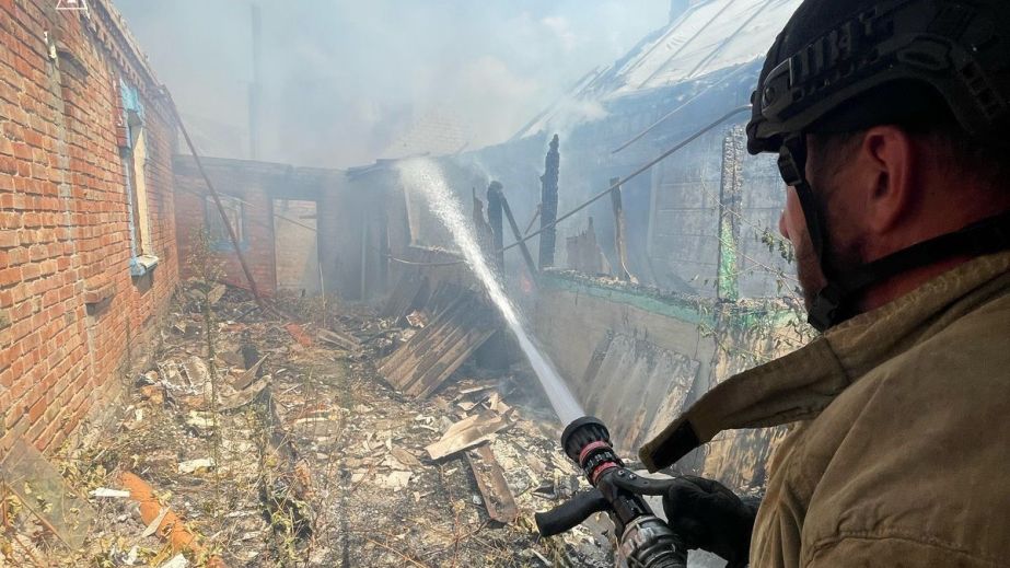 Масштабні пожежі: десятки будинків палали на Запоріжжі через обстріли