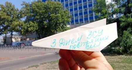 Паперові літачки "злетіли" в небі над окупованими містами на Запоріжжі