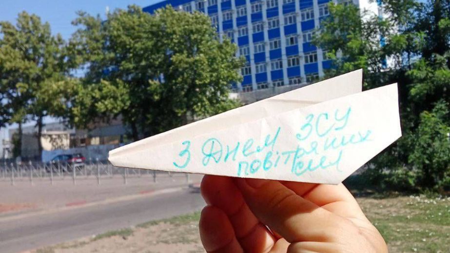Паперові літачки "злетіли" в небі над окупованими містами на Запоріжжі
