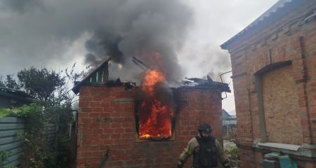 Автівка та господарська споруда горіли на Запоріжжі через ворожі атаки