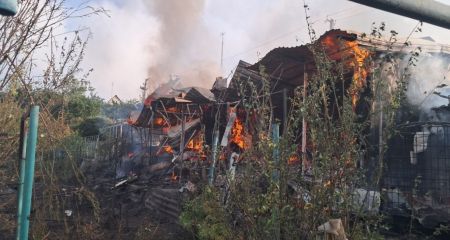На Запоріжжі через російські обстріли палали будинок і гараж з автівкою