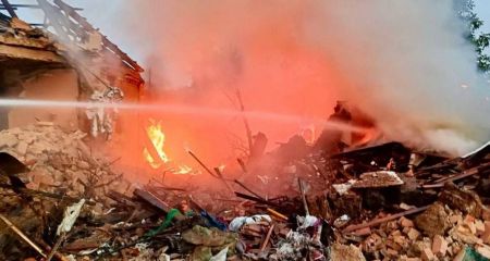 Росіяни вдарили по селищу під Запоріжжям: постраждало немовля, загорілися будинки