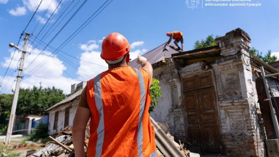 Запорізькі комунальники замінили понад 3 000 м² скла після атаки дронів