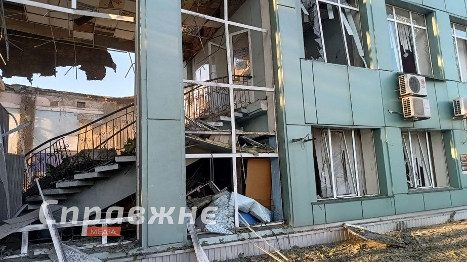 Два десятка раненых: РФ атаковала КАБами автовокзал и клинику в Запорожье