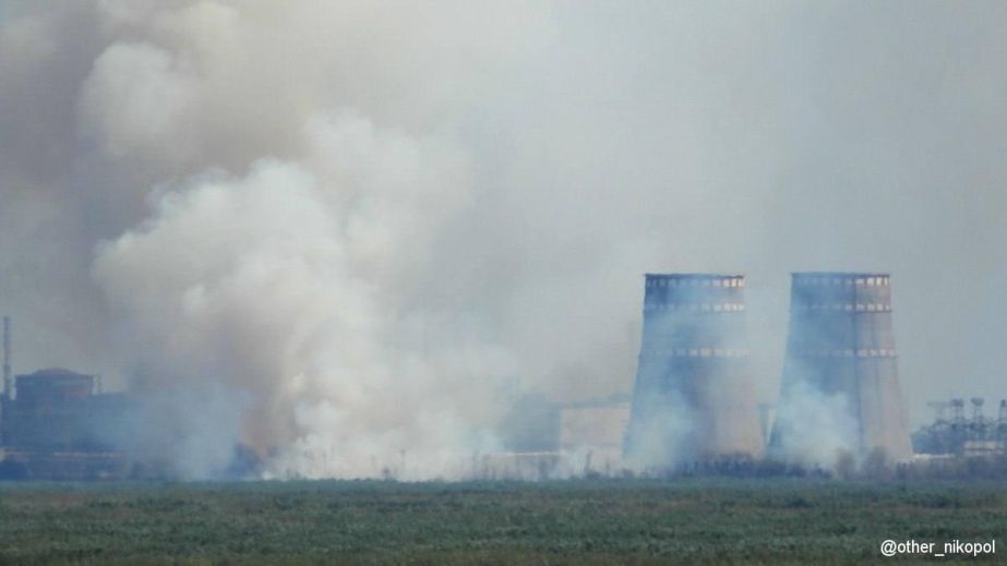 Стовпи диму помітили поблизу Запорізької АЕС: що відомо