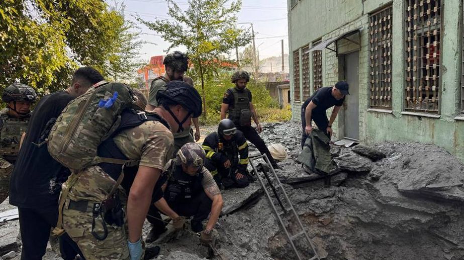 Человека с ожогами достали из провала в Запорожье – кадры