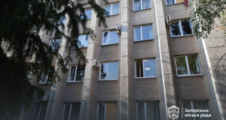 Комунальники відновили частину будинків після удару по Запоріжжю