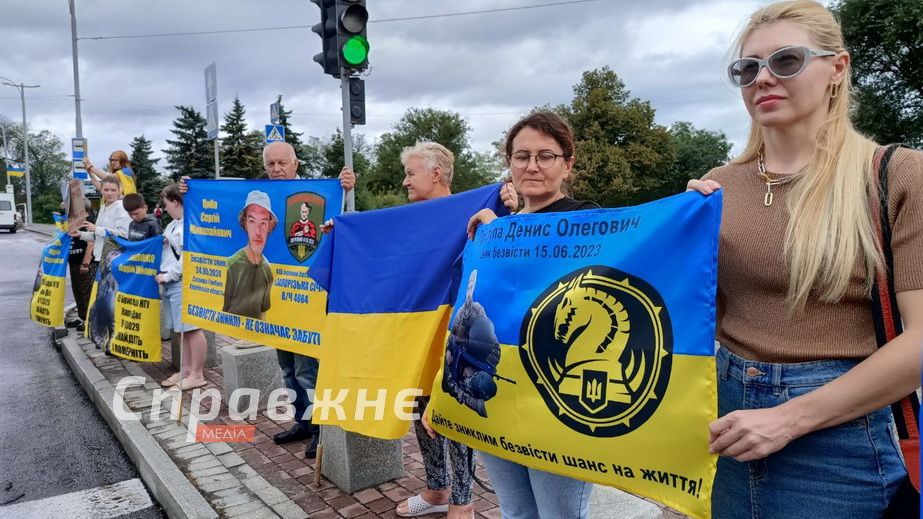 Синьо-жовтий ланцюг утворили в Запоріжжі родини військовополонених