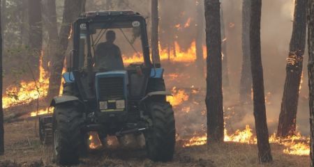 Трактор горів під Запоріжжям після російських ударів