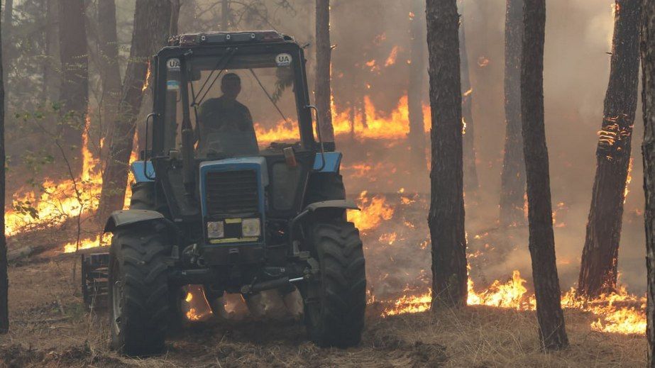 Трактор горел под Запорожьем после российских ударов