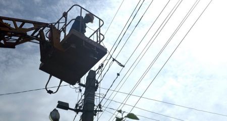 Почти 250 семьям вернули свет на Запорожье